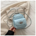 Dettaglio della mini borsa trapuntata celeste con chiusura a scatto e catena - Blu