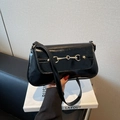 Elegante borsa baguette in pelle nera lucida con fibbia dorata e tracolla sottile in pelle - Nero