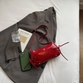 Rote Lackleder-Tasche mit schicken Schleifen und silbernen Metallic-Nieten-Akzenten - Burgunderrot