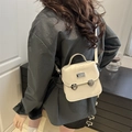 Mini borsa a secchiello retrò bianco crema con placca metallica indossata a tracolla - Bianco