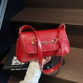 Borsa baguette rossa lucida in ecopelle con fibbia metallica a morsetto dorata - Borgogna