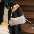 Silberne Halbmond-Schultertasche mit Seitenschleife und metallischem Matt-Finish - Silber