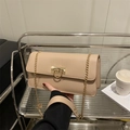 Retro cremefarbene quadratische Umhängetasche mit goldener Kette und Metallverschluss - Khaki
