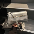 Borsa a spalla baguette argento retrò in pelle metallizzata con morsetto dorato - Argento