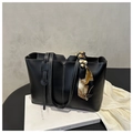 Detalle de bolso tote negro con costuras en contraste blancas y pañuelo de seda - Negro