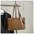 Dettaglio borsa tote in pelle marrone con cuciture a contrasto e sciarpa di seta decorativa - Cuoio
