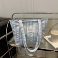 Gestreepte canvas shopper in blauw paars en groen met berenpatch en dubbele schouderbanden - Blauw
