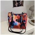 Nylon shopper met kleurrijke abstracte print en schouderband van ketting en leer - Abstracte Print Zwarte Bandjes / Zwart