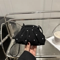 Sac nuage noir à motif floral avec fleurs blanches et une fine bandoulière élégante - Noir