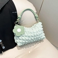 Borsa a spalla verde chiaro a sbuffo con ciondolo a fiore e manico intrecciato - Verde