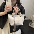 Elegante weiße Beuteltasche mit Blumenstickerei, chinesischem Griff und grauer Quaste - Weiß