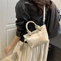 Elegante Beuteltasche mit chinesischer Blumenstickerei und cremefarbenem Stoff-Detail - Khaki