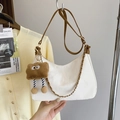Bolso hobo blanco de media luna con correa de cuero marrón y adorno de peluche - Beige Con Amuleto