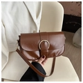 Detailansicht der braunen Öl-Wachs-Ledertasche mit goldener Hufeisenschnalle im Retro-Stil - Braun