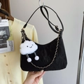 Bolso de hombro negro en forma de media luna con textura plisada y colgante de nube - Negro con colgante