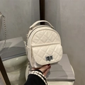 Mini zaino chic in pelle trapuntata beige con catena argentata e chiusura metallica - Bianco