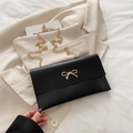 Elegante borsa a tracolla nera con fibbia a fiocco dorata e cinturino a catena - Nero