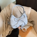 Borsa a mezzaluna plissettata azzurra con grande fiocco e dettagli in metallo - Blu