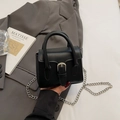 Minimalistische schwarze quadratische Umhängetasche mit silberner Schnalle und Kette - Schwarz