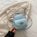 Mini zaino trapuntato azzurro con chiusura a rotazione argento e catenella - Blu