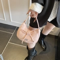 Borsa hobo rosa con grande fiocco decorativo e dettaglio in metallo argento - Rosa