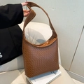Braune Hobo-Tasche mit gewebter Textur für Damen, minimalistische große Schultertasche - Braun