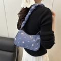 Lichtblauwe denim schoudertas met geborduurde bloemen en geplooide cloud-schouderriem - Lichtblauw Bloemenborduurwerk (Stijl 2)