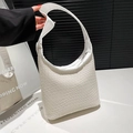 Weiße Crescent-Tasche in Weboptik aus hochwertigem Kunstleder im minimalistischen Stil - Weiß