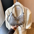 Elegante borsa sottobraccio grigio marmorizzato con fiocco e dettaglio logo in metallo - Argento