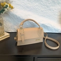 Schicke beige quadratische Umhängetasche mit Zierriemen und goldenem Schriftzug - Khaki
