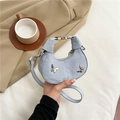 Elegante borsa a mezzaluna celeste con farfalle d'argento e trama marmorizzata - Blu