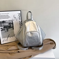 Silberner Metall-Rucksack mit Faltendesign, geometrischem Muster und Schultergurten - Silber