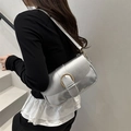 Retro-Schultertasche in Silber mit matter goldener Hufeisenschnalle und Lederstruktur - Silber