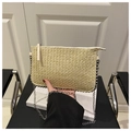 Détail de la pochette en paille tressée avec bandoulière chaîne et bordure perlée - Kaki