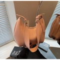 Dettaglio della borsa rosa cipria con spalline ad ala uniche e texture opaca liscia - Rosa