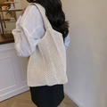 Borsa tote beige in maglia traforata con design all'uncinetto indossata a spalla - Bianco Sporco