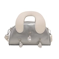 Borsa a conchiglia argento con manico a U a contrasto e ciondoli con perle barocche - Argento con manico bianco