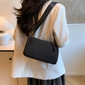 Borsa a tracolla nera minimalista in nylon impermeabile con scomparti e tracolla - Nero