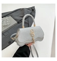 Dettaglio della borsa argento ondulata con patta di paillettes e logo SS in metallo - Argento