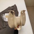 Bolso tipo hobo beige con correa ancha y hebillas doradas llevado por una modelo - Blanco Roto