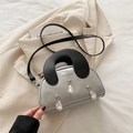 Silberne Metallic-Schalen-Tasche mit schwarzem Griff und Perlenanhängern für Damen - Schwarz