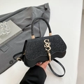 Borsa a tracolla nera chic con inserto glitterato, bordo ondulato e ciondolo logo S oro - Nero