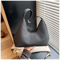 Vista detallada del bolso hobo tejido gris oscuro con un diseño de patrón de rejilla fino - Negro
