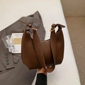 Bolso de hombro media luna marrón oscuro con hebilla dorada y correa ajustable - café