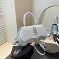 Borsa a tracolla con paillettes blu argento con logo S dorato e base curva elegante - Argento