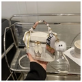 Borsa a mano bianca con manico in foulard di seta e ciondolo a pompon in dettaglio - Bianco Con Ciondolo