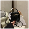 Détail du sac en velours noir avec texture plissée, logo doré et poignée en foulard de soie - Noir Sans Pendentif