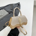 Borsa champagne dorata con tessuto glitterato, fondo ondulato e dettaglio di frange - Oro