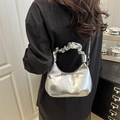 Bolso hobo plateado metálico con forma de luna y asa plisada con cadena de metal chic - Plata Sin Colgante