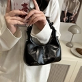 Bolso de mano negro en cuero plisado con asa de volantes y letras de logo frontal - Negro sin Colgante